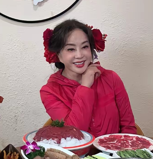 75岁的刘晓庆一身红袄子衬得面若桃花
头上那几朵大红花，走在重庆的大街小巷
网友