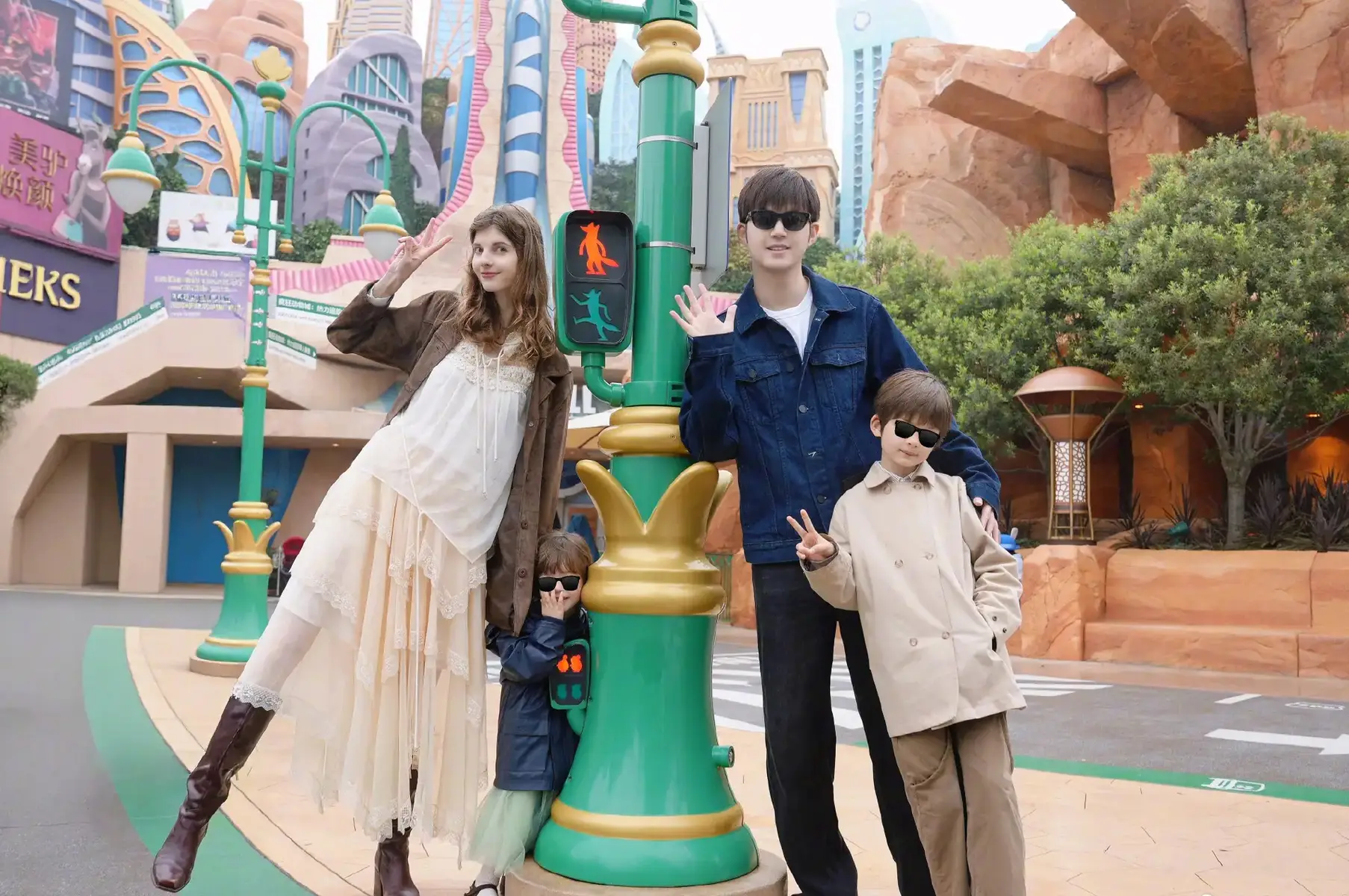 董力分享一家四口城堡前合照 8岁儿子身高引关注