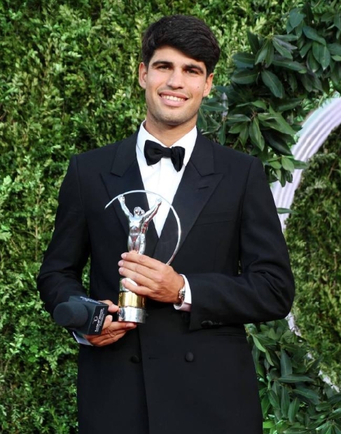 劳伦斯网球大年啊！阿尔卡拉斯、萨巴伦卡分别斩获年度最佳男女运动员！网球项目第五次