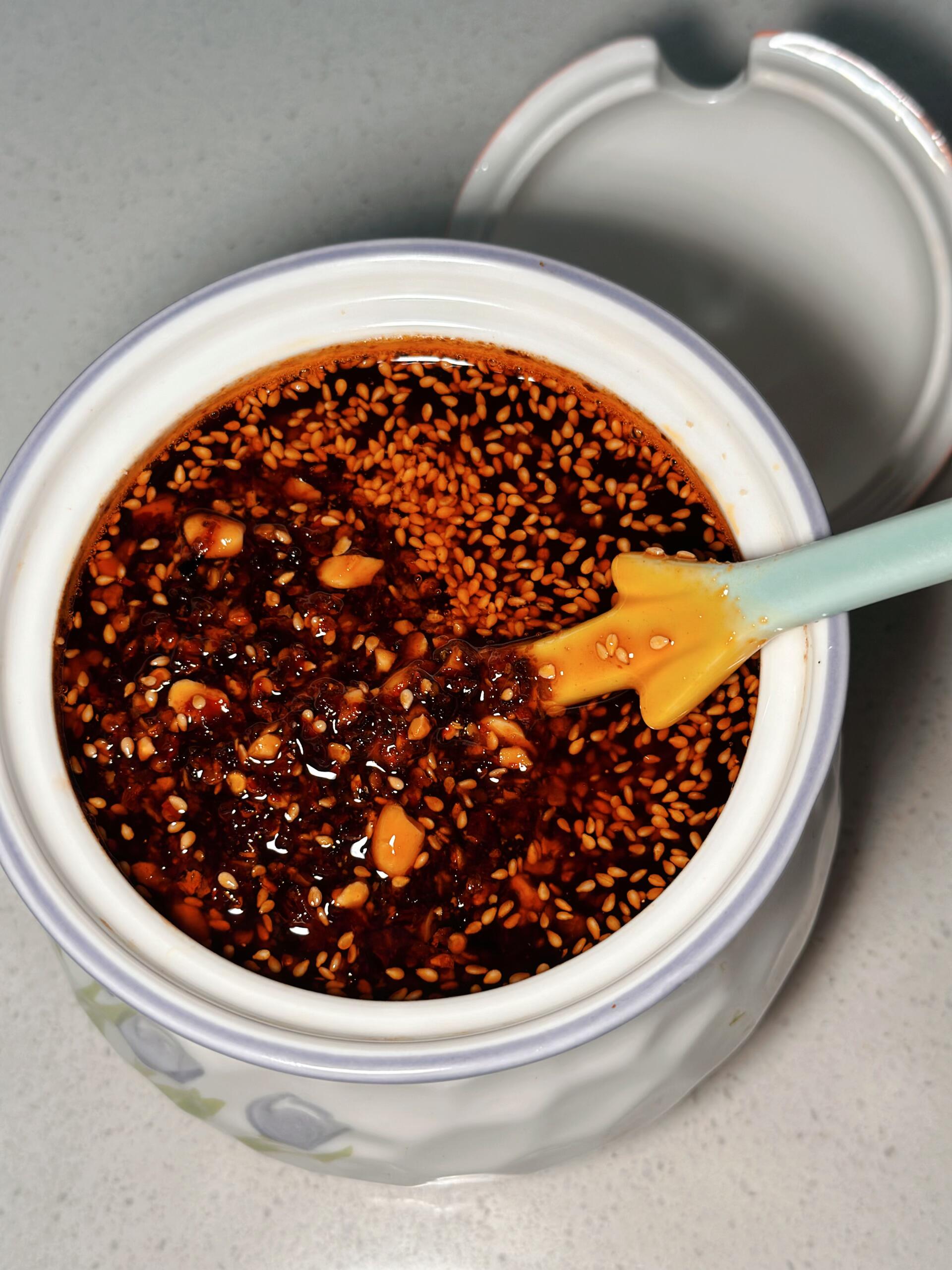 贵州灵魂油辣椒教程🌶️ 熬一次吃半个月，拌啥都入味
在贵州人的餐桌上，从来少不