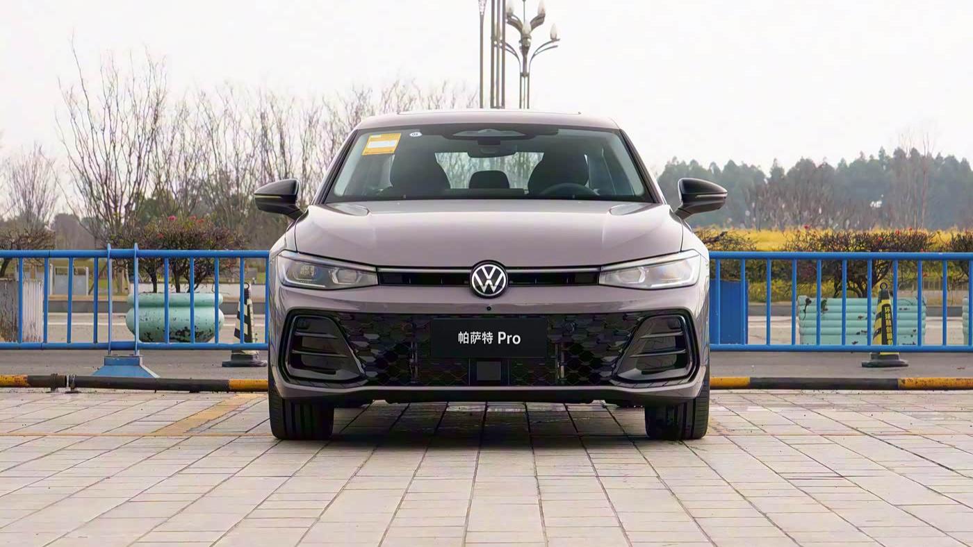 抚顺B级适中保持优雅 帕萨特Pro和亚洲龙对比测评