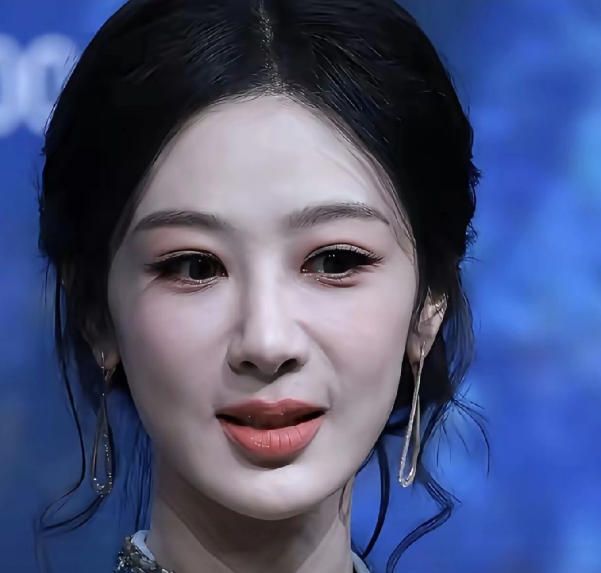 那个长得圆嘟嘟的小葡萄，肉眼可见的老了
鼓鼓的小脸儿变长了，两腮也瘪了
漂亮还很