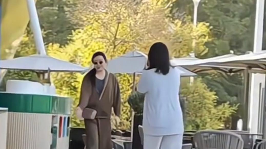 网友美国偶遇王祖贤：拍生活视频很有松弛感，晒太阳散步好悠哉