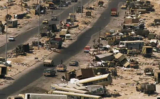 美国这一仗打醒了全世界：42天降维打击歼灭25000人，自己只死了200人，海湾战争让我们明白人海战