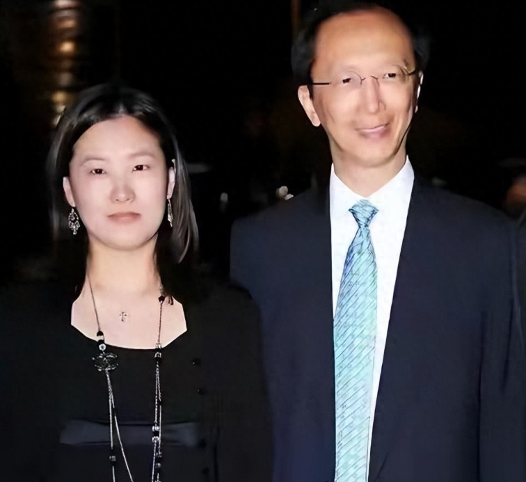 伏明霞和梁锦松两个人的结合说白了还是以金钱做桥梁，否则走不到一起。
 
钱是男人