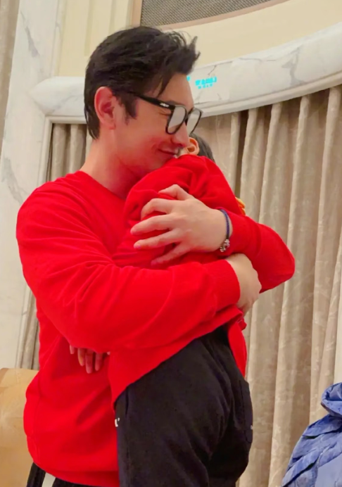 黄晓明在访谈中说起这事
语气里全是骄傲：“儿子的陪伴比任何激励都管用，所有的累都