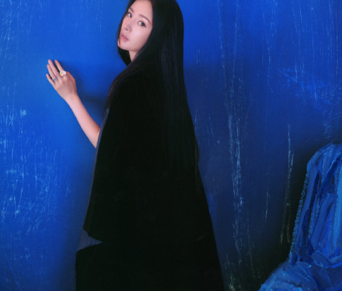 以蓝色油画为背景，杨幂的这组时尚写真充满了油画少女的味道
