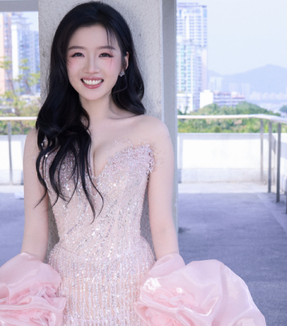 李浩菲的粉钻裙装，还是有点东西的！