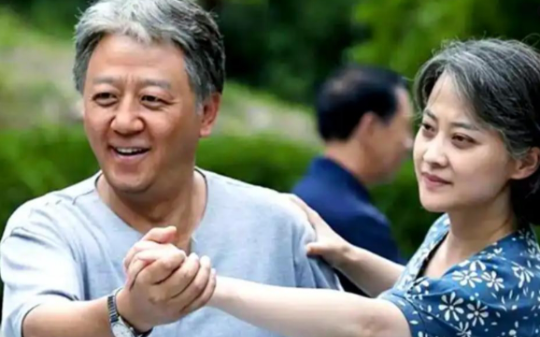 父母爱情：江德福临终前将一木箱交与安杰，并嘱托10年后再打开，10年后木箱打开，所有子女都愣住了