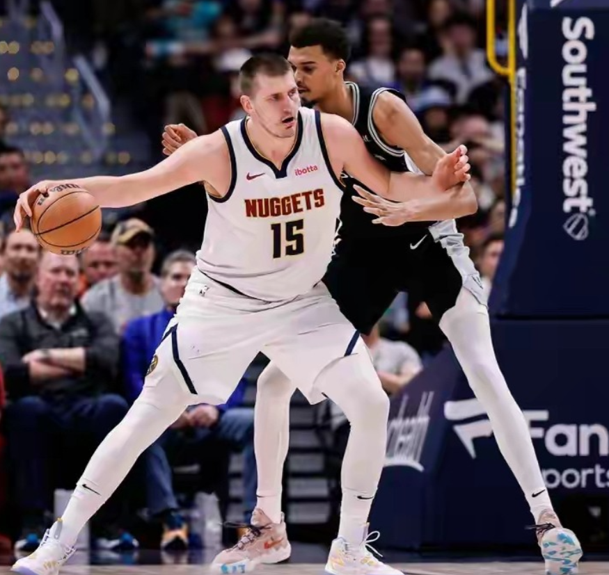 数据不会骗人，在MVP级中锋对决中，今天文班亚马攻防两端面对约基奇丝毫不落下风