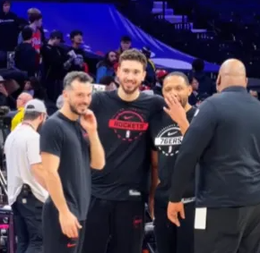 NBA常规赛，火箭对阵76人的比赛正在进行中。
赛前，火箭社媒晒出阿尔佩伦-申京