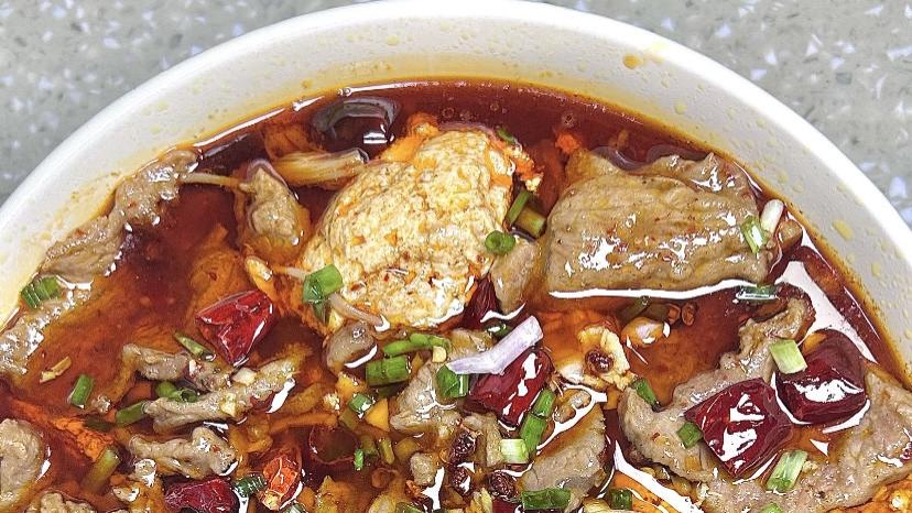 豆花牛肉：嫩滑豆花配鲜香牛肉，麻辣鲜香一口入魂！