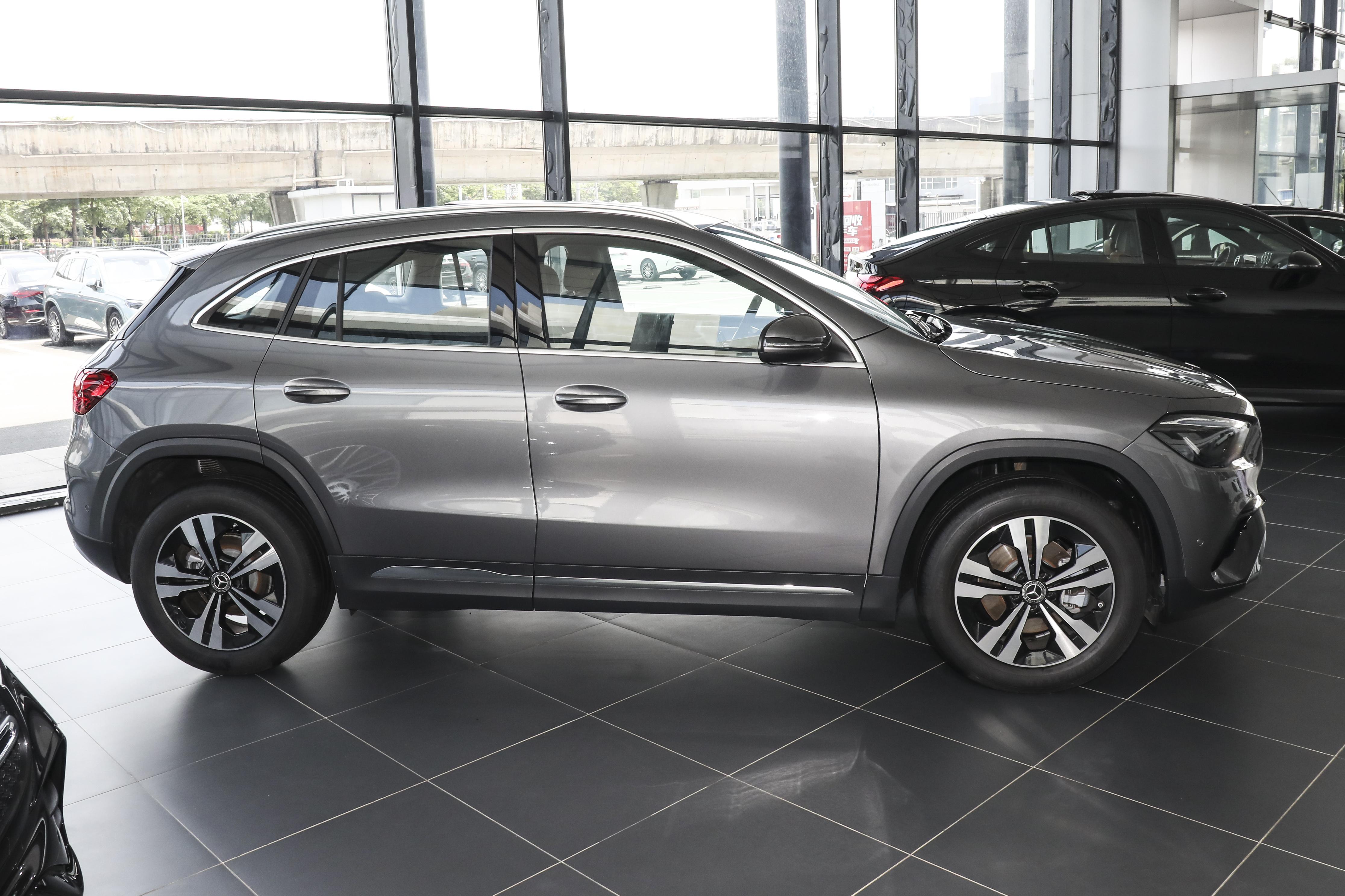 GLA的车身不高，坐姿低，像开两厢轿车。视野还不错，车头短，停车很方便。方向盘很