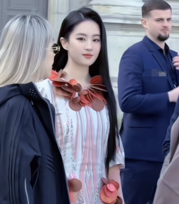 刘亦菲什么样的衣服都能穿出气质
这衣服穿的，顺手插兜，衣服也瞬间显得不丑了，这衣