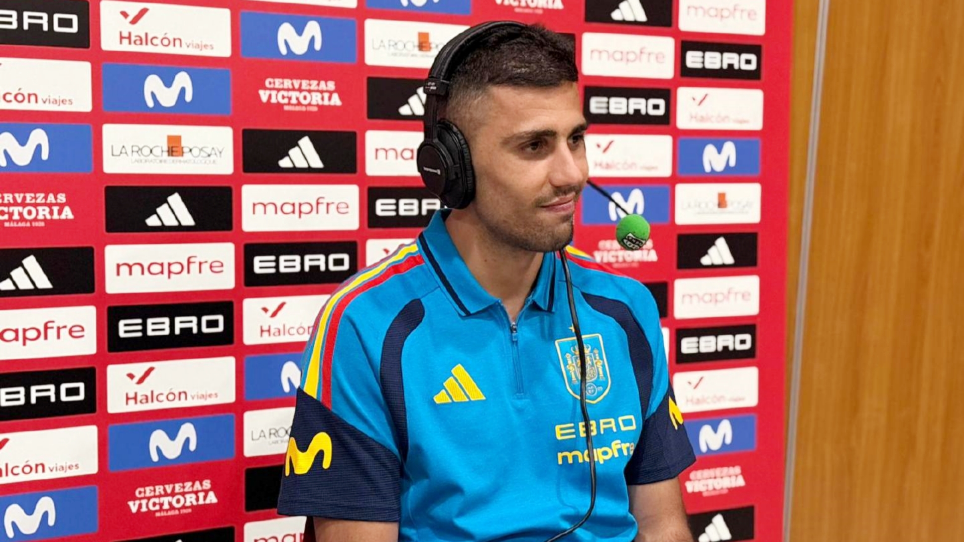 罗德里在接受采访时表示：与曼城的合同还剩一年，会坐下来好好谈谈。
才谈及与皇马的