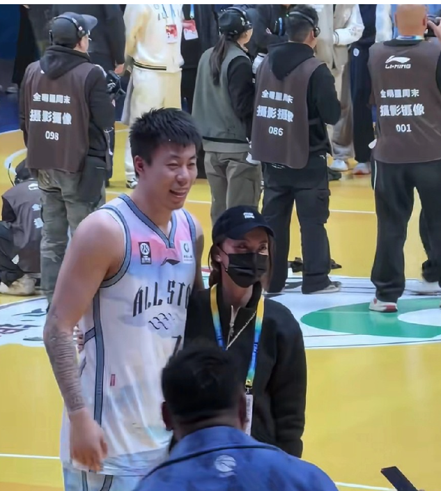 张镇麟化身宠妻狂魔，全明星现场秀恩爱
全明星周末的现场，张镇麟当着全国球迷的秀了