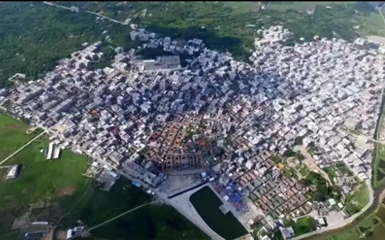 这个村子富得流油，但警察进去一个死一个