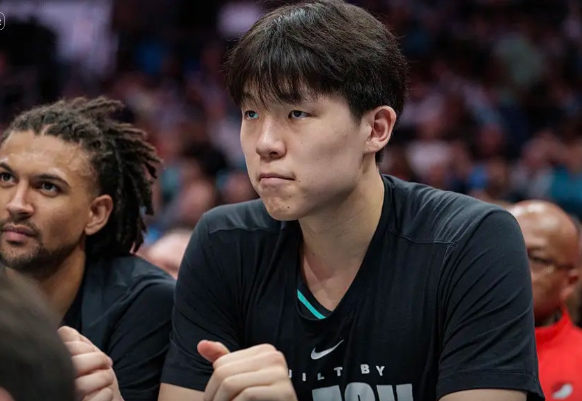 现在杨瀚森和之前武磊一模一样，作为留洋独苗从一堆人追捧到被网暴骂到猪狗不如。有正