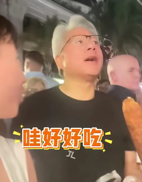 黄仁勋为插队买烤玉米给全场买单

都以为富豪买烤玉米也得排队，没想到身家万亿的黄