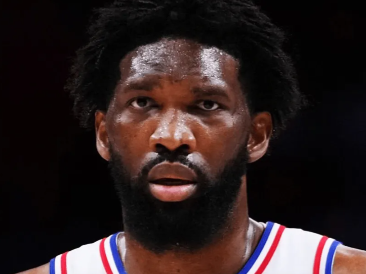 根据之前报道，76人中锋乔尔-恩比德遭遇阑尾炎，并当地时间今日早晨在休斯顿接受手