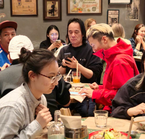 谢霆锋不愧是吃货
有网友在香港的餐厅偶遇谢霆锋吃泰国菜，看起来就像精神小伙一样，