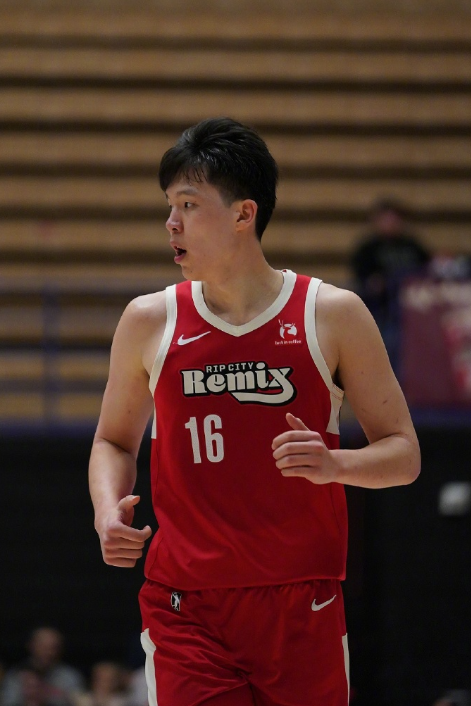 杨翰森的三分手型完全是错误的。僵硬，机械，慢。这种纯手腕压腕的动作简直四不像！！