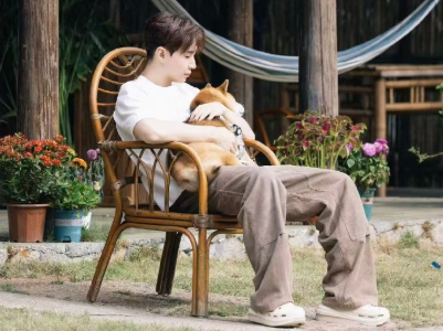 真的要笑死了！粉丝眼尖发现Henry穿到巴黎的拖鞋，之前去录《向往的生活》也穿过