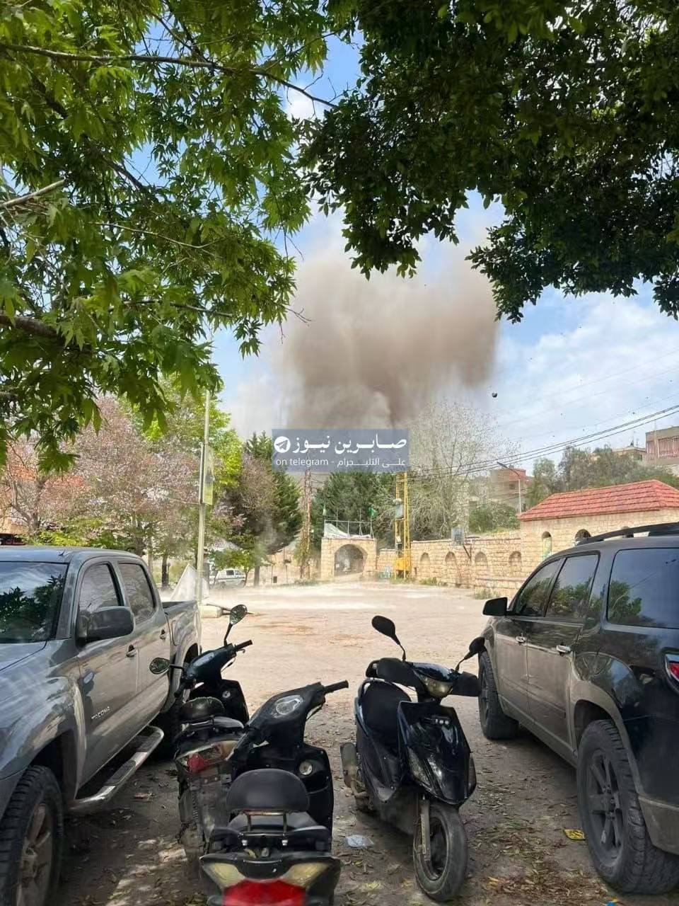 4.25日，以色列袭击黎巴嫩南部，这次在祖塔尔西部击中一辆救护车。

民众看到以