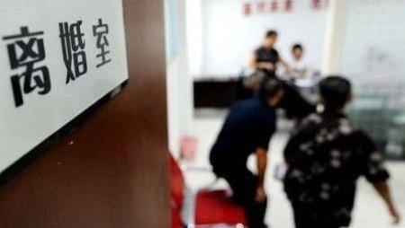 父辈大下岗不离婚，年轻人失业就散场？两代人的婚姻真相，很割裂