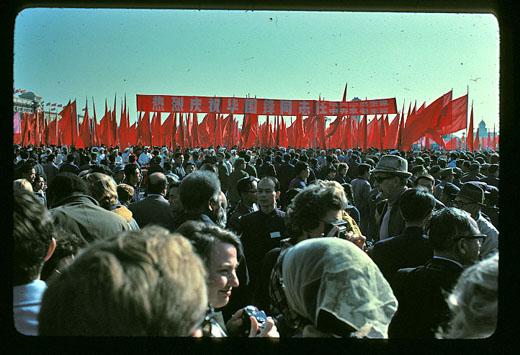 1976年， Paul S. Ropp 在北京天安门记录下历史性一幕。