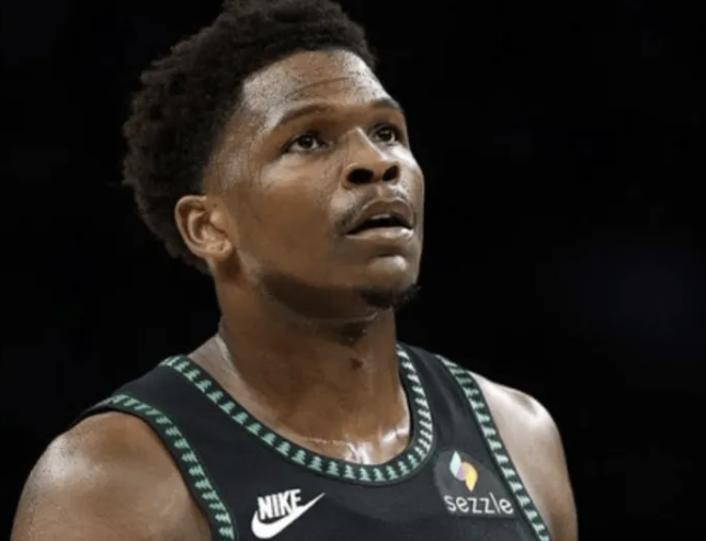 据ESPN名记Shams Charania报道，森林狼球员安东尼-爱德华兹遭遇左