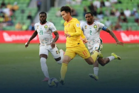 国足需要这种对手来体验技术、节奏和对抗强度的差距，尽管比较吃力，但下半场就有进步