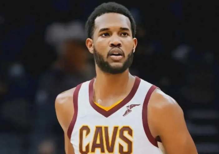 莫布利居然能单打巴恩斯，季后赛的莫布利让人刮目相看，按理说巴恩斯很壮，以为莫布利