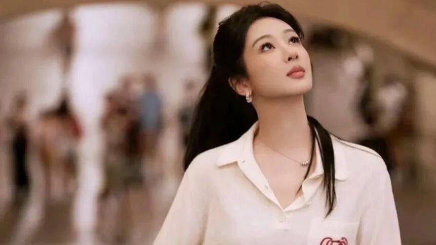看腻了盛典上的高定礼服？来看看杨紫吃可颂时的真实笑脸，治愈又鲜活
