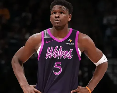 明天9点半，森林狼客场对阵独行侠。
根据球队伤病报告显示，安东尼-爱德华兹因（伤