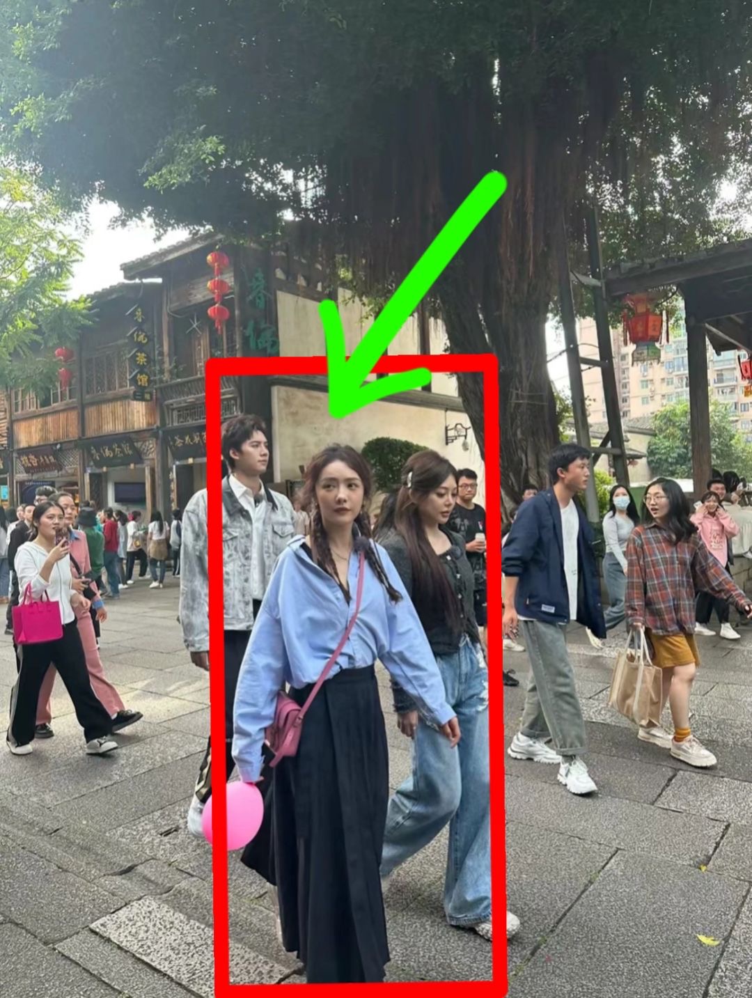 我天，我在福州碰到谁了啊？ 不愧是大明星，随便一拍都可以这么好看。 她可是浪姐5