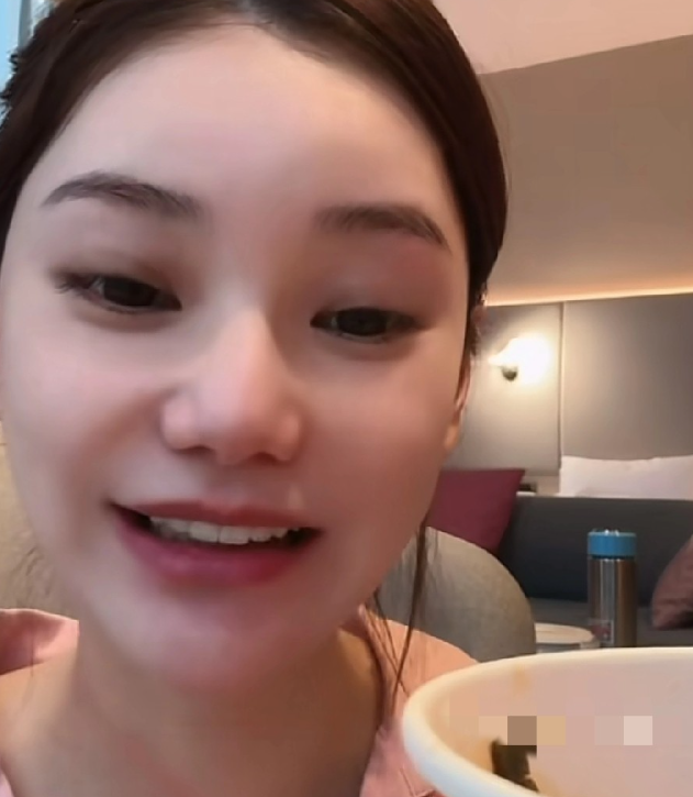 马筱梅从刚怀孕的时候就一直被人质疑她是假怀孕
肚子是假的，后面生了，孩子出来后和