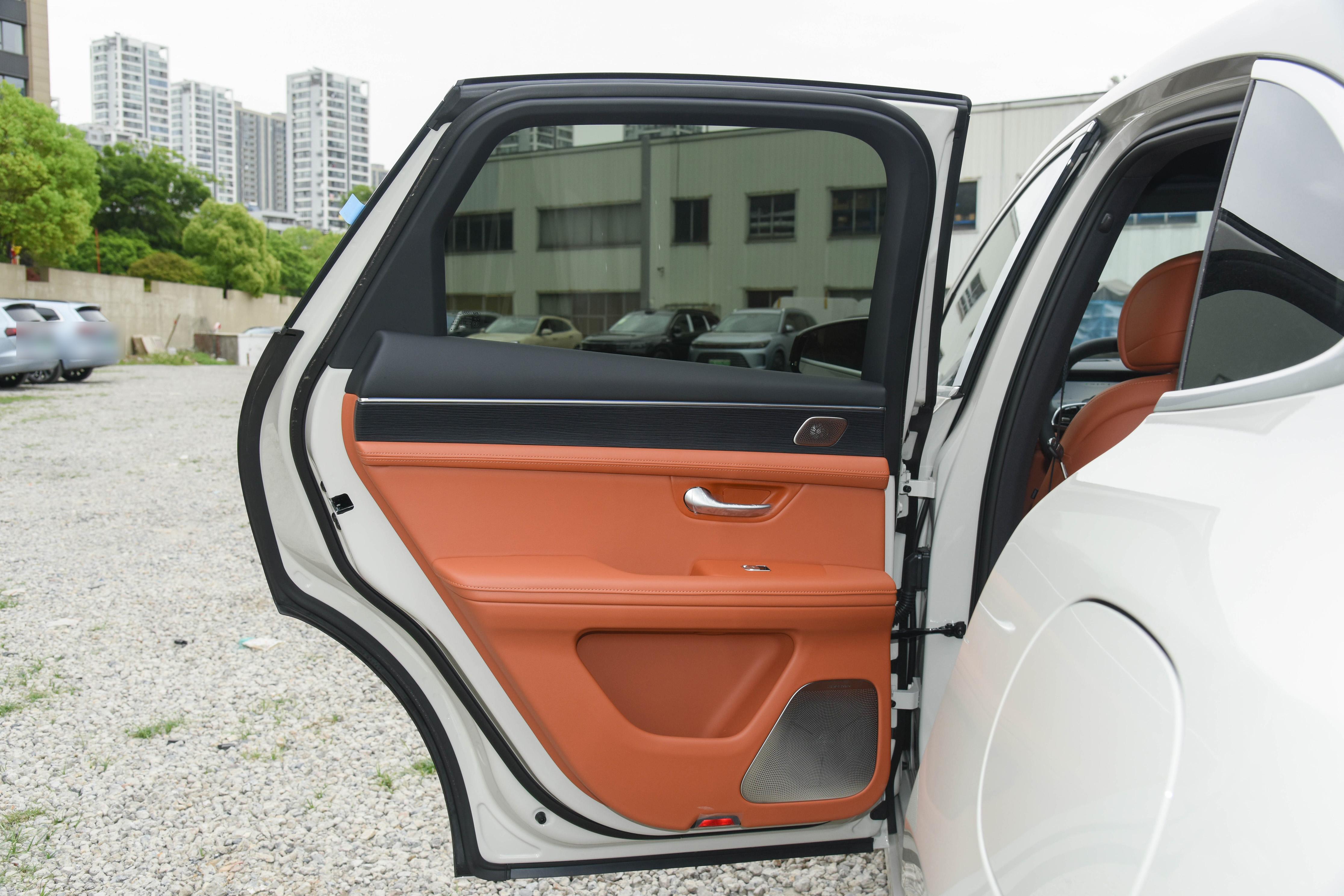 M5，华为智驾是亮点，但后排有点挤。