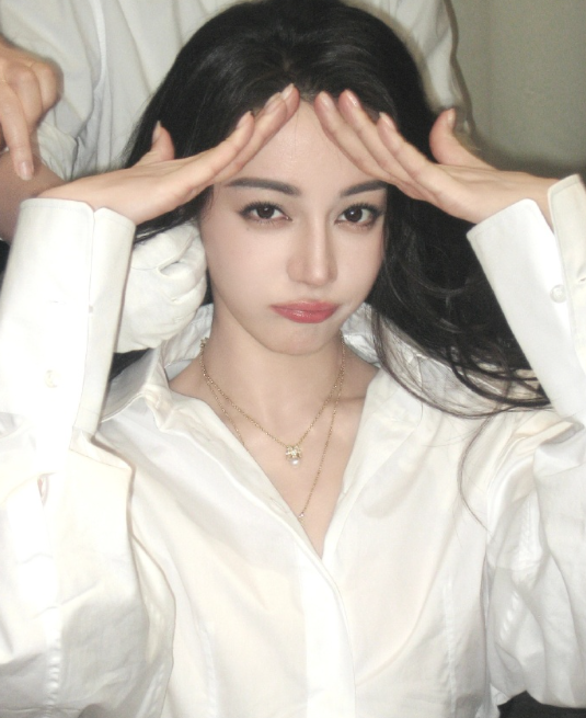 你一抬眼，似华山烟雨间，剑气点过我眉心