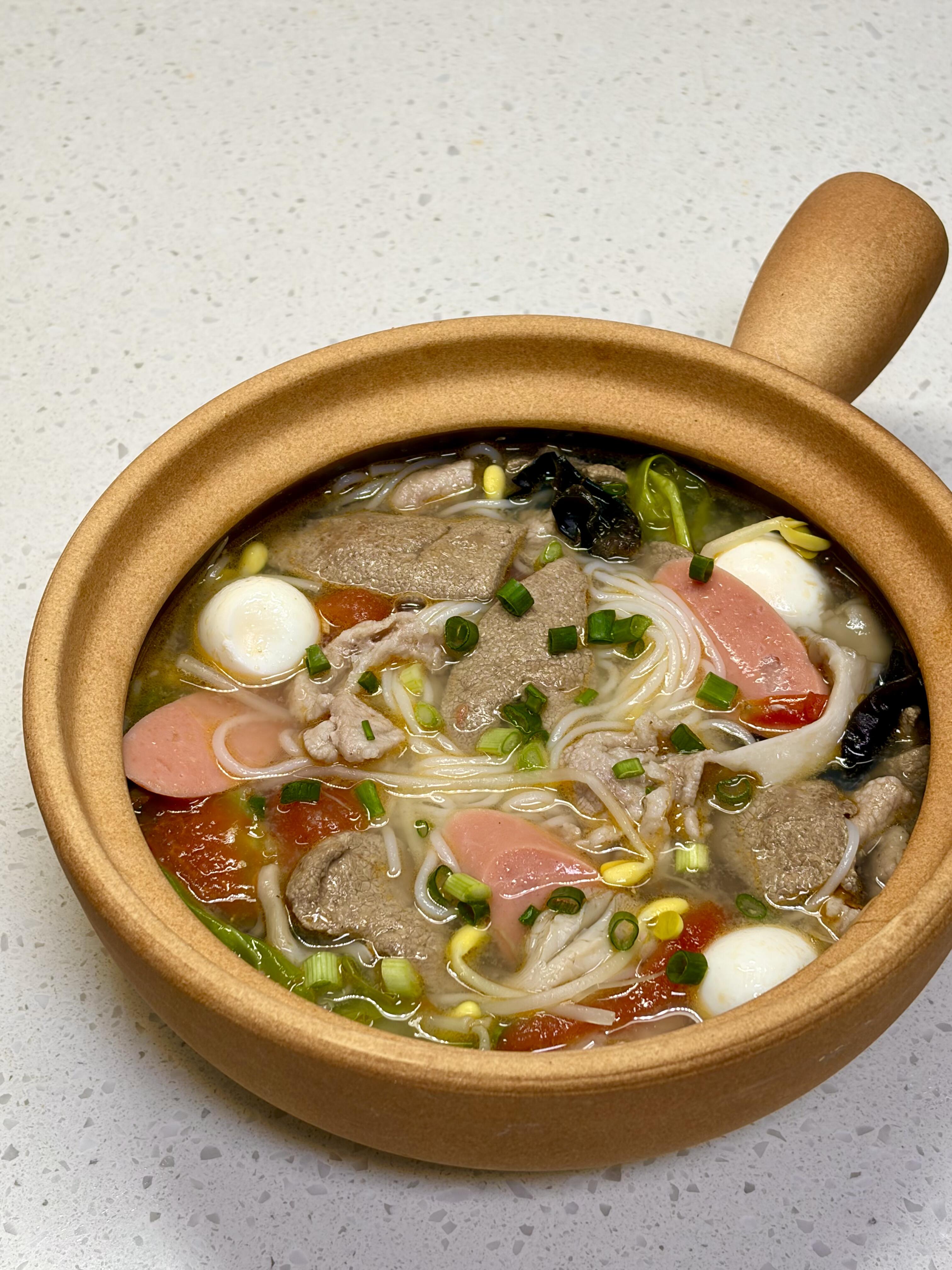 鲜掉眉毛的三鲜米线，附详细做法～
鲜掉眉毛的三鲜米线，今天降温了，来一碗暖乎乎的