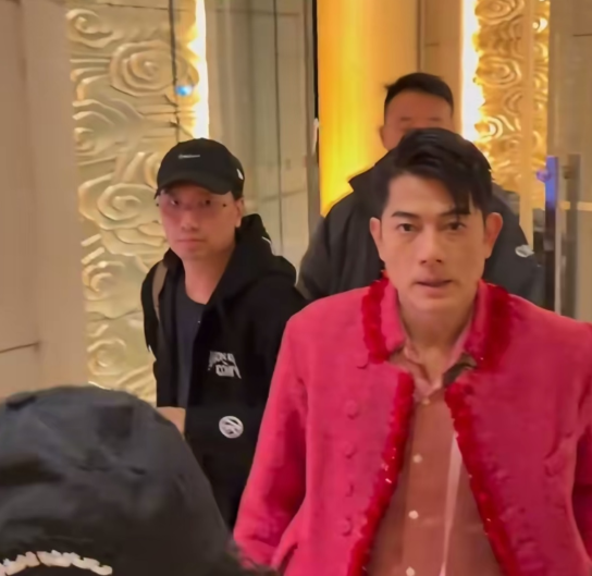 头发浓密发量喜人
脸上没什么岁月痕迹，还是一如既往的俊朗帅气。
除了个子稍微矮一