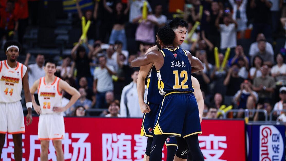 0.7秒补篮救主，广东2分险胜！徐杰8中2，奇兵半场12分仍未获重用