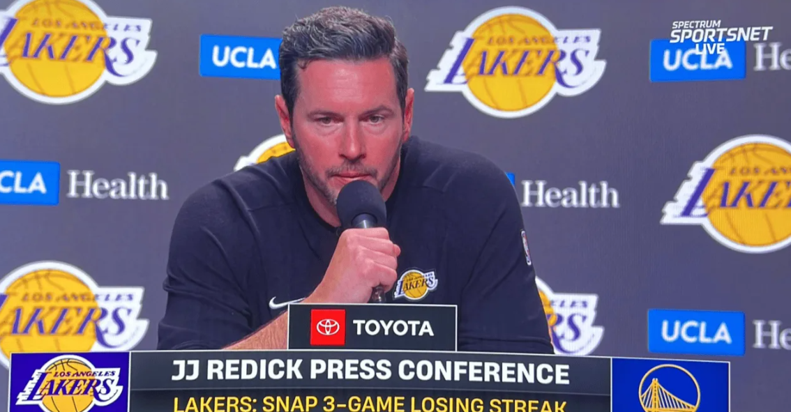 NBA常规赛湖人119-103战胜勇士。
赛后湖人主帅JJ-雷迪克谈到了勒布朗-