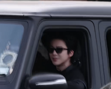 刘宇宁在新西兰出行是一辆豪华大G
不过这辆车与他的身高气质还是很匹配的
刘宇宁真