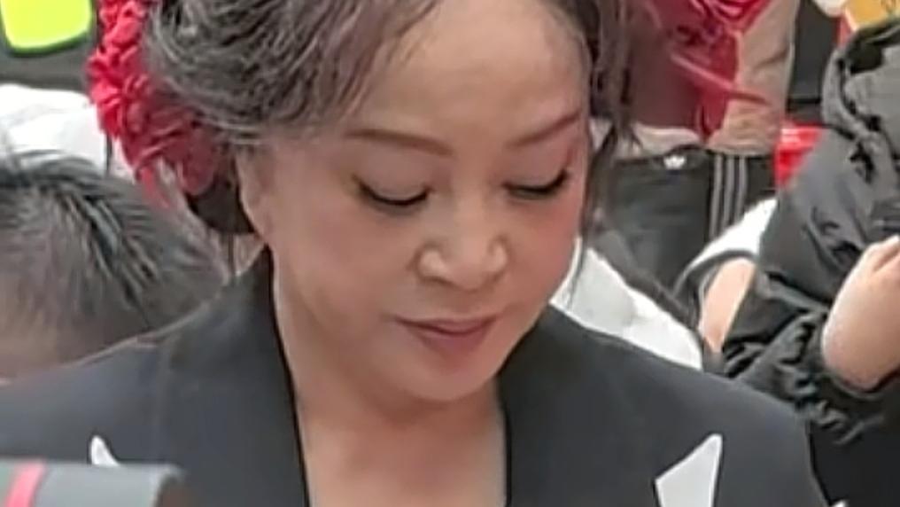 75岁刘晓庆重庆街头吃小面！朝天辫配鲜花，这状态谁能顶得住？