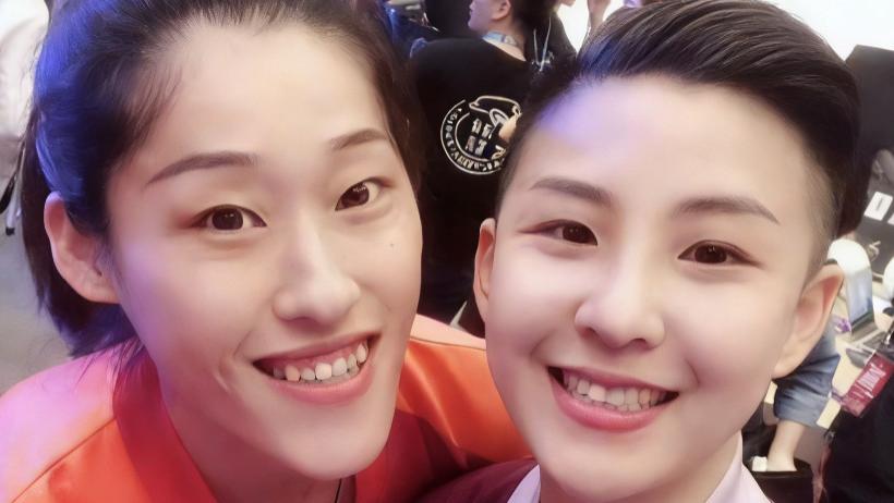 俩女排姑娘的合影：一个是里约奥运的功臣，一个是伦敦奥运的功臣