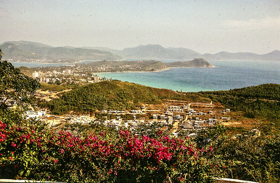  1993年，三亚大东海。大东海三面环山，海岸线长2.9公里，“水暖沙白滩平”早