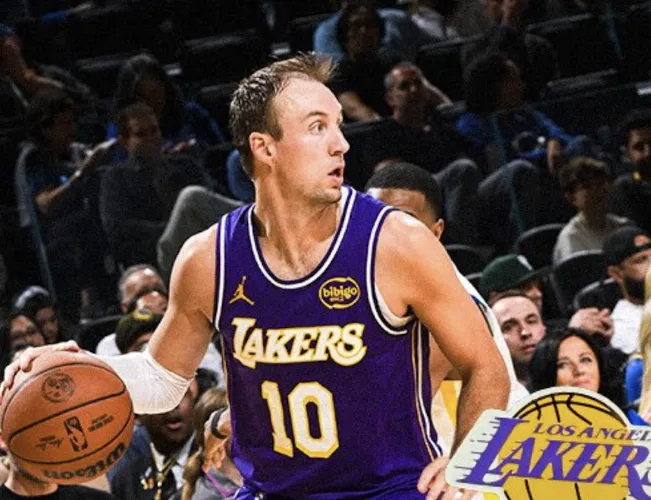 湖人季后赛首轮对手是火箭，双方系列赛G1将于4月19日早上8:30开打。

今日