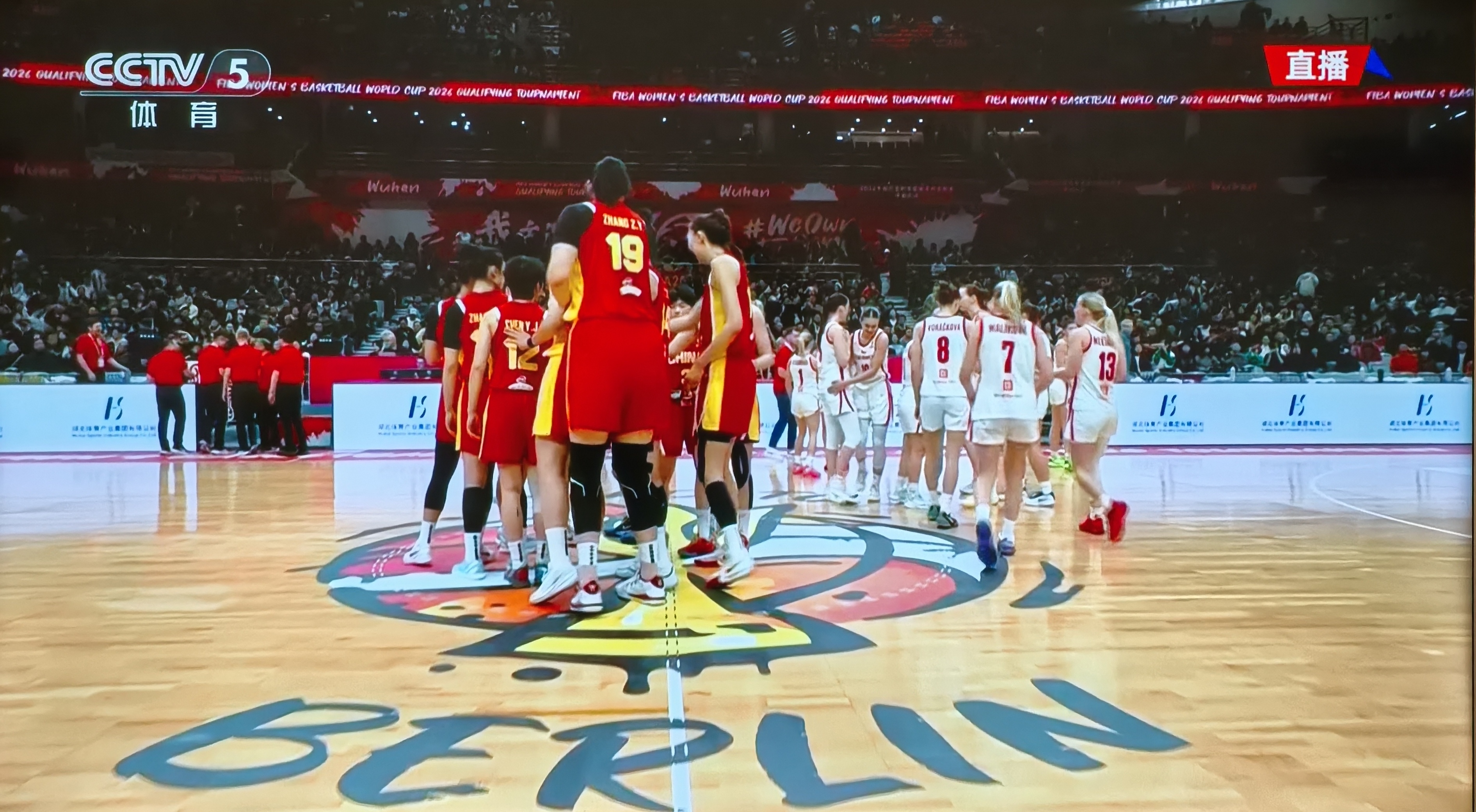 2026女篮世界杯预选赛场：捷克女篮的“白”与南苏丹女篮的“黑”，谁更亮眼？