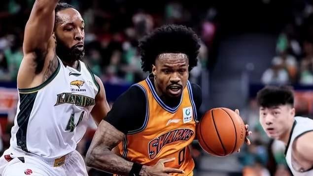 114比80！辽宁队被彻底打花，上海队22连胜宣告CBA进入新王时代